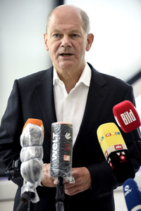 Olaf Scholz besucht die Merck KGaA in Darmstadt