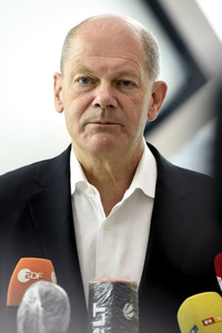 Olaf Scholz besucht die Merck KGaA in Darmstadt