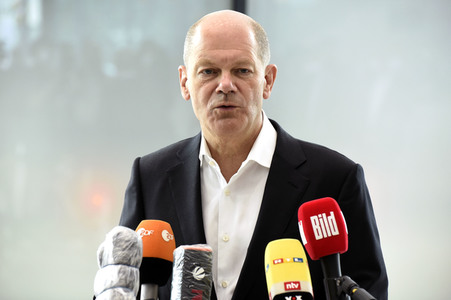 Olaf Scholz besucht die Merck KGaA in Darmstadt