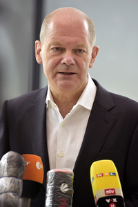 Olaf Scholz besucht die Merck KGaA in Darmstadt