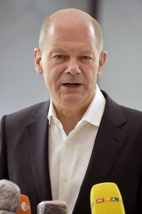 Olaf Scholz besucht die Merck KGaA in Darmstadt