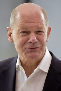 Olaf Scholz besucht die Merck KGaA in Darmstadt