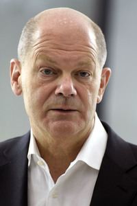 Olaf Scholz besucht die Merck KGaA in Darmstadt