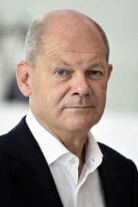 Olaf Scholz besucht die Merck KGaA in Darmstadt