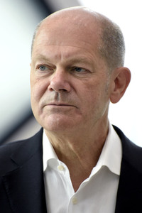 Olaf Scholz besucht die Merck KGaA in Darmstadt