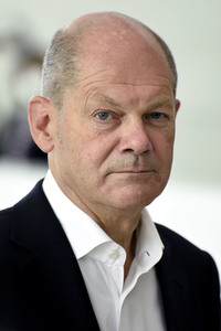 Olaf Scholz besucht die Merck KGaA in Darmstadt