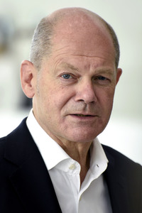 Olaf Scholz besucht die Merck KGaA in Darmstadt