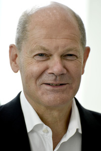 Olaf Scholz besucht die Merck KGaA in Darmstadt