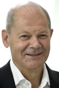 Olaf Scholz besucht die Merck KGaA in Darmstadt