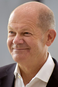 Olaf Scholz besucht die Merck KGaA in Darmstadt