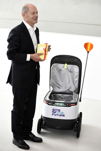 Olaf Scholz besucht die Merck KGaA in Darmstadt