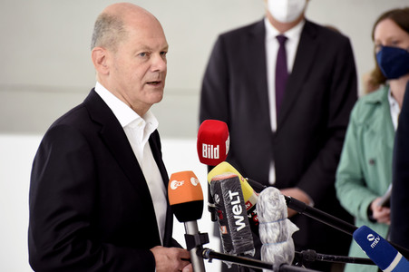 Olaf Scholz besucht die Merck KGaA in Darmstadt