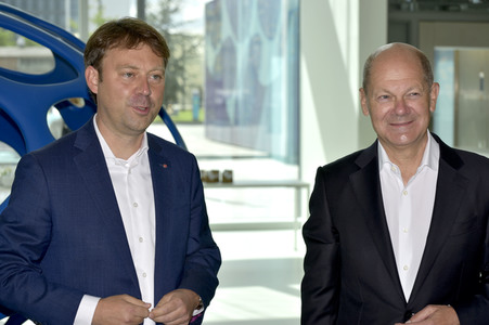 Olaf Scholz besucht die Merck KGaA in Darmstadt