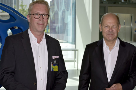 Olaf Scholz besucht die Merck KGaA in Darmstadt