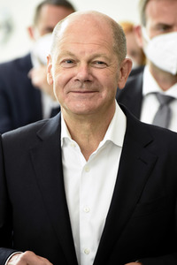 Olaf Scholz besucht die Merck KGaA in Darmstadt