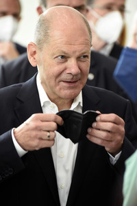 Olaf Scholz besucht die Merck KGaA in Darmstadt