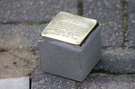 Verlegung eines Stolpersteins für NS-Opfer Bruno Lüdke in Berlin