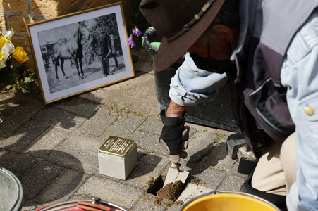 Verlegung eines Stolpersteins für NS-Opfer Bruno Lüdke in Berlin