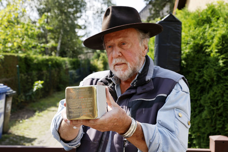 Verlegung eines Stolpersteins für NS-Opfer Bruno Lüdke in Berlin