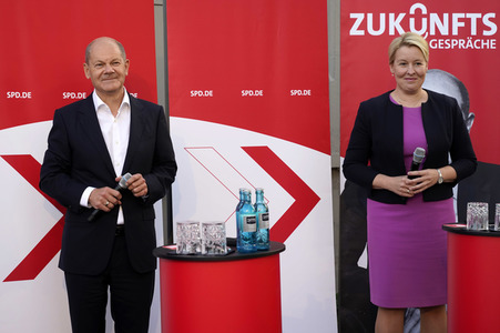 Olaf Scholz und Franziska Giffey beim Zukunftsgespräch in Berlin