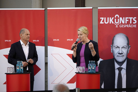 Olaf Scholz und Franziska Giffey beim Zukunftsgespräch in Berlin