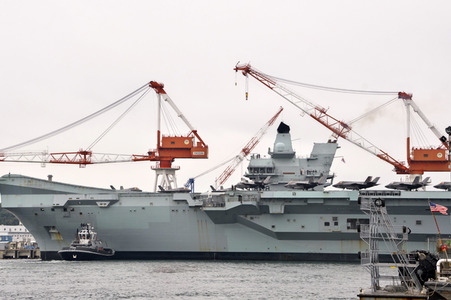 Ankunft der HMS Queen Elizabeth in Yokosuka