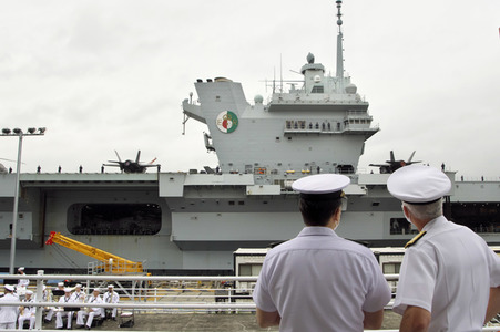 Ankunft der HMS Queen Elizabeth in Yokosuka