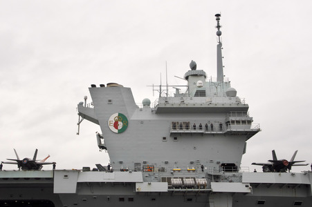 Ankunft der HMS Queen Elizabeth in Yokosuka