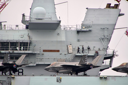 Ankunft der HMS Queen Elizabeth in Yokosuka