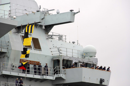 Ankunft der HMS Queen Elizabeth in Yokosuka