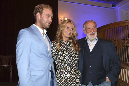 Theaterpremiere 'Dinge, die ich sicher weiß' in Berlin