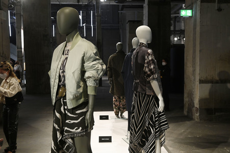 Gruppenausstellung Der Berliner Salon auf der MBFW Berlin Spring/Summer 2022