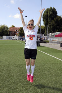 Benefiz-Fußballspiel 'Kicken mit Herz' 2021 in Hamburg