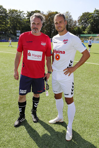 Benefiz-Fußballspiel 'Kicken mit Herz' 2021 in Hamburg