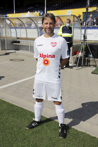 Benefiz-Fußballspiel 'Kicken mit Herz' 2021 in Hamburg