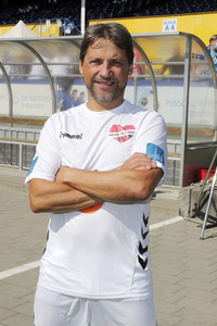 Benefiz-Fußballspiel 'Kicken mit Herz' 2021 in Hamburg