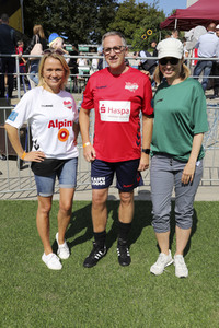 Benefiz-Fußballspiel 'Kicken mit Herz' 2021 in Hamburg