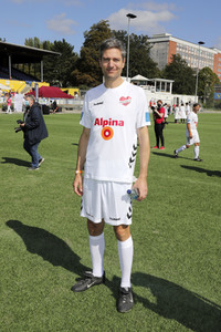 Benefiz-Fußballspiel 'Kicken mit Herz' 2021 in Hamburg