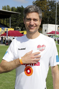 Benefiz-Fußballspiel 'Kicken mit Herz' 2021 in Hamburg