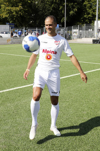 Benefiz-Fußballspiel 'Kicken mit Herz' 2021 in Hamburg