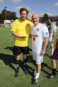 Benefiz-Fußballspiel 'Kicken mit Herz' 2021 in Hamburg