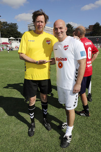 Benefiz-Fußballspiel 'Kicken mit Herz' 2021 in Hamburg