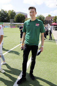 Benefiz-Fußballspiel 'Kicken mit Herz' 2021 in Hamburg
