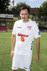 Benefiz-Fußballspiel 'Kicken mit Herz' 2021 in Hamburg