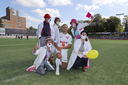 Benefiz-Fußballspiel 'Kicken mit Herz' 2021 in Hamburg
