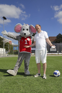 Benefiz-Fußballspiel 'Kicken mit Herz' 2021 in Hamburg