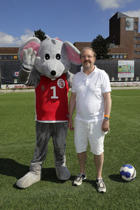 Benefiz-Fußballspiel 'Kicken mit Herz' 2021 in Hamburg