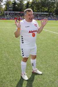 Benefiz-Fußballspiel 'Kicken mit Herz' 2021 in Hamburg
