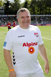 Benefiz-Fußballspiel 'Kicken mit Herz' 2021 in Hamburg