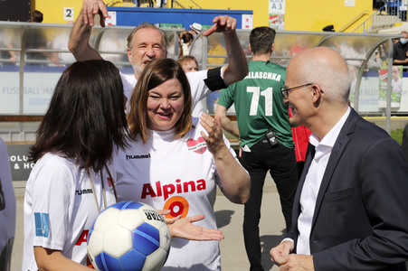 Benefiz-Fußballspiel 'Kicken mit Herz' 2021 in Hamburg